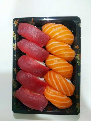 56 Nigiri salmone 5 pezzi nigiri tonno 5 pezzi