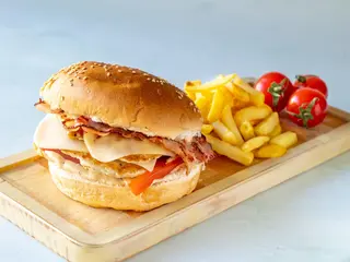 Dupli Cezar burger i pomfrit
