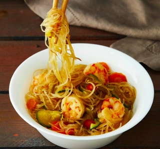 26B Spaghetti di riso con gamberi e verdure
