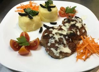 Крехка свинска пържола с топено сирене (450г)