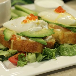 Бриошь с семгой, яйцом пашот и авокадо