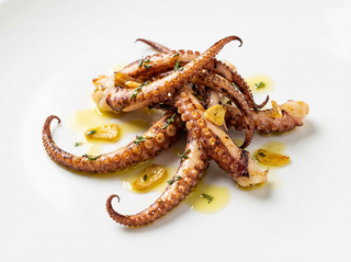 Tentacule de calamar la jar, unse cu ulei incins de masline si usturoi. 250g