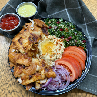 Pui cu hummus si salate la farfurie