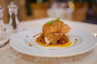 Dimljeni pileći batak u imperial sosu na  podlozi od zapečenog kupus