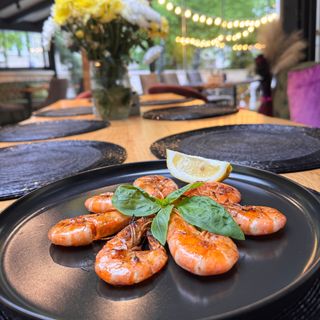 Цели скариди на грил