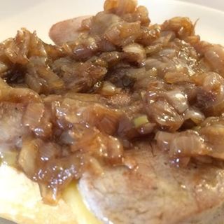 TOSTA DE SOLOMLLO Y CEBOLLA CARAMELIZADA