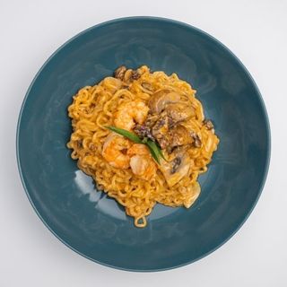 Рамен сливочный с креветками, говядиной и грибами
