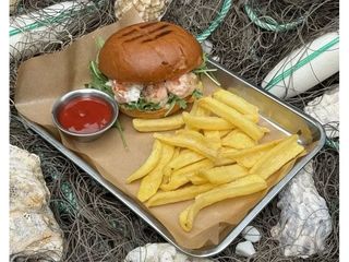 GL Burger z krewetkami, sosem bazyliowym i frytkami (260g)