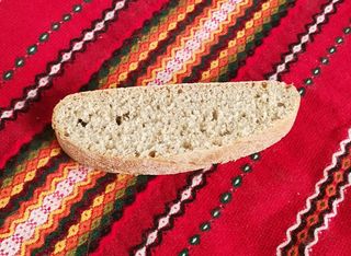 Домашно изпечен грахамен хляб филия