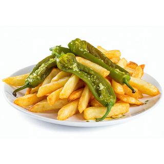 Guarnición De Patatas Fritas Y Pimientos De Padrón