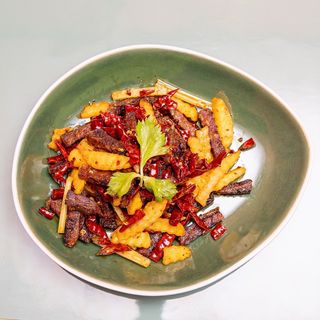 Ternera Frita Picante con Patatas - 辣子牛肉