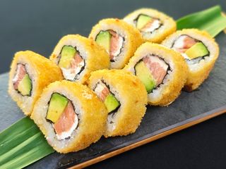 47D. California Crujientes De Pato Asado Y Cebollino 8piezas