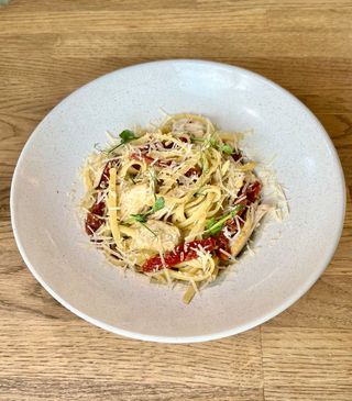 Паста з куркою та в'яленими томатами