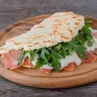Piadina con prosciutto crudo, stracchino e rucola