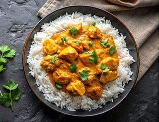 Pui in sos curry servit cu orez la abur
