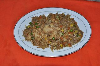 58. Пържен ориз с пиле и зеленчуци (700г)