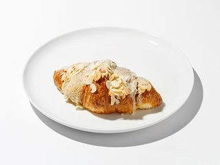 Croissant cu migdale