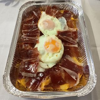 Plato de patatas frescas, con jamón ibérico y dos huevos