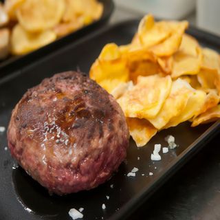 Hamburguesa a la planxa amb patates