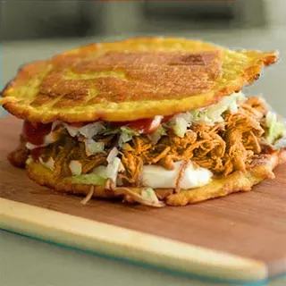 Patacón con pollo