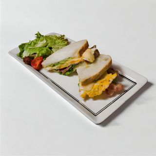 ცხელი სენდვიჩი კვერცხით, ბეკონით და ყველით