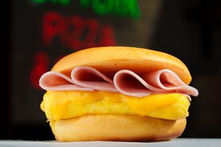 Jaja sa šunkom i sirom u lepinji