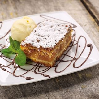 Szarlotka na ciepło z lodami