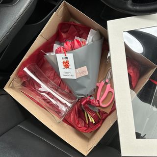 Бокс з букетом тюльпанів, вазою та флористичними ножицями