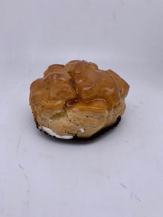 Bigne'  caramellato con panna