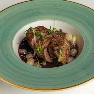 საქონლის სუკი, კალმახა სოკოთი და საფერავის სოუსით / Beef Fillet with ...