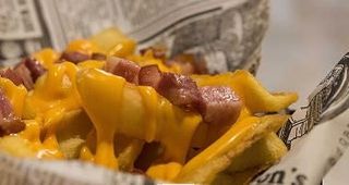 Papas Fritas Bacón y queso cheddar