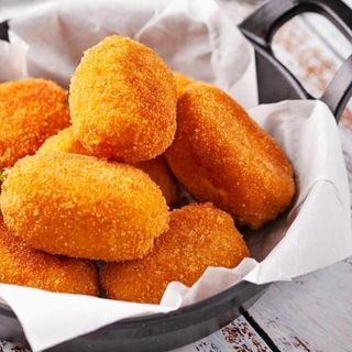Queso frito con arándano 