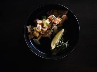 Тартар із тунця з Авокадо та Фірмовим соусом (280г)