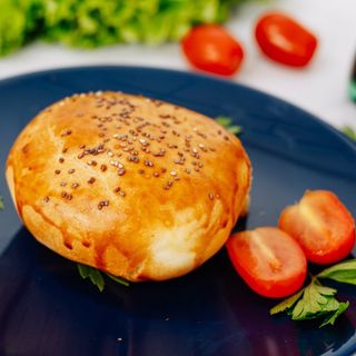 Salgado hamburger de vaca, bacon e queijo cheddar