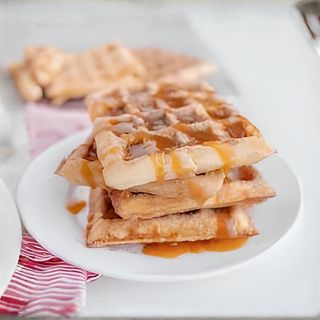 ბელგიური ვაფლი კარამელით და ნიგვზით