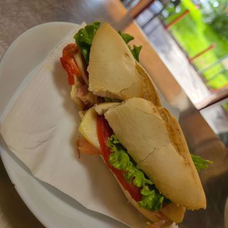 Bocadillo bacón, queso amarillo y mayonesa