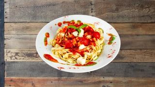 Domaća tjestenina s umakom od rajčica