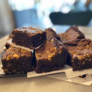 Porción de brownie con nueces