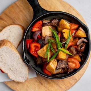 Мясо с овощами на сковороде (370 гр.)