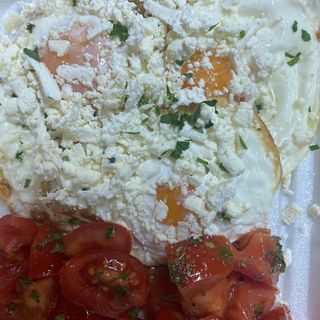 Oua ochiuri cu telemea de vaca si rosii cherry