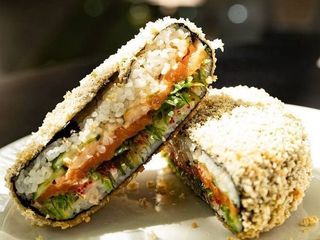 Суші бургер з лососем та креветкою (590g)