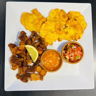 Chicharrones con tostones