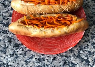 Хот-дог зі смаженим беконом та морквою по-корейськи (270г)