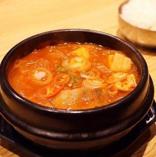 Zuppa di kimchi piccante e riso bianco