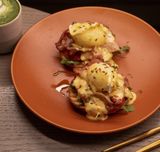 Oua Benedict cu bacon crocant