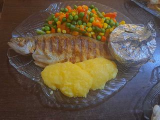 Păstrăv cu mămăliguță si garnitură la alegere