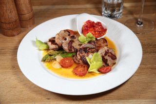 Muschiulet de porc cu salata de ardei copti