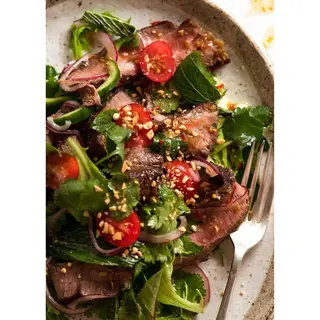 15. Nuernumtok – Ensalada de Ternera Tailandesa