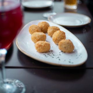 Croquetas de jamón , boletus o rabo de toro 