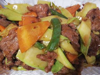 104. Телешко лютиво със зеленчуци (700г)